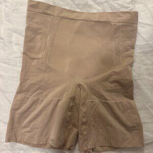 COPY - Spanx Shapewear. High-waisted short. Size L.